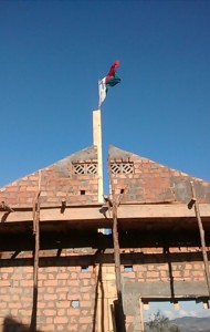 Le drapeau malgache flotte au sommet, c'est la tradition